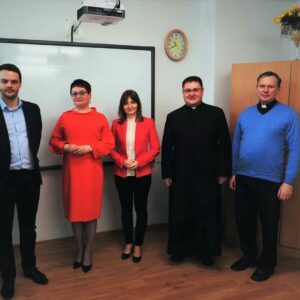 Na zdjęciu: Grażyna Paździorny – Dyrektor Miejskiej Biblioteki Publicznej w Dynowie, ks. Robert Ryba – przedstawiciel Radia “Fara”, ks. Marek Wojnarowski – Dyrektor Muzeum Archidiecezjalnego im. św. Józefa Sebastiana Pelczara w Przemyślu oraz Marcin Sowiński – w imieniu Rektora PANS w Przemyślu
