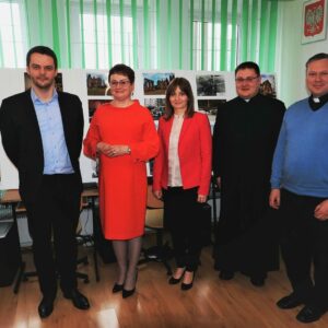 Na zdjęciu jury konkursu w składzie: Grażyna Paździorny – Dyrektor Miejskiej Biblioteki Publicznej w Dynowie, ks. Robert Ryba – przedstawiciel Radia “Fara”, ks. Marek Wojnarowski – Dyrektor Muzeum Archidiecezjalnego im. św. Józefa Sebastiana Pelczara w Przemyślu oraz Marcin Sowiński – w imieniu Rektora PANS w Przemyślu razem z Dyrektor Zespołu Szkół Zawodowych w Dynowie - Haliną Cygan