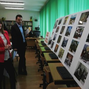 Na zdjęciu jury ogląda wystawę fotograficzną.