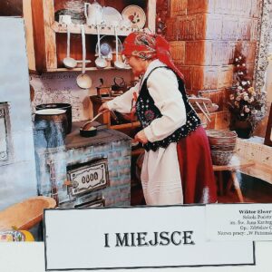 Babcia przygotowuująca posiłek w starej kuchni. Praca zajęła I miejsce.