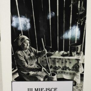Zdjęcie przedstawia Panią ubijającą masło. Zdjęcie zajęło III miejsce.