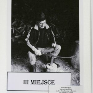 Zdjęcie przedstawia mężczyznę wykuwającego w metalu. Fotografia zajęła III miejsce.
