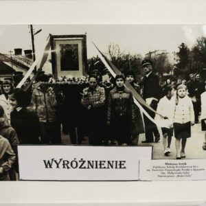 Zdjęcie przedstawia procesję na Boże Ciało. Fotografia otrzymała wyróżnienie.