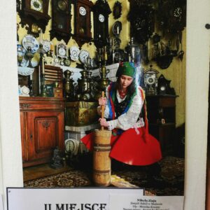 Zdjęcie przedstawia ubijanie masła. Praca zajęła II miejsce.