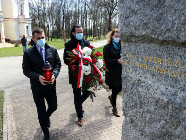 „Umarłych wieczność dotąd trwa, dokąd pamięcią im się płaci…”
