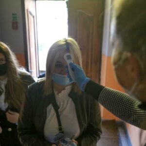 Na zdjęciu studentki pielęgniarstwa i maturzyści