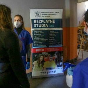 Na zdjęciu studentki pielęgniarstwa i maturzyści