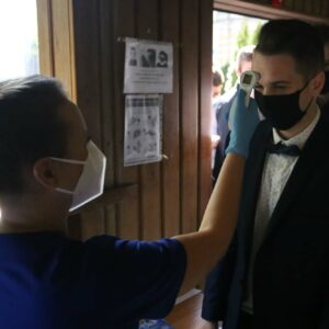 Na zdjęciu studentki pielęgniarstwa i maturzyści