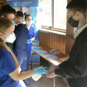 Na zdjęciu studentki pielęgniarstwa i maturzyści
