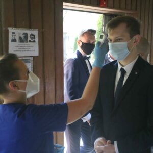 Na zdjęciu studentki pielęgniarstwa i maturzyści