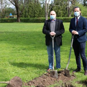 Na zdjęciu - dr Paweł Trefler, prof. PANS oraz Kanclerz - Tomasz J. Filozof podczas sadzenia drzew