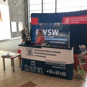 Na zdjęciu punkt rekrutacyjny PANS w Galerii Sanowa