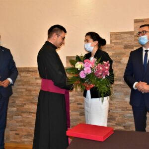 Ksiądz prałat dr Wojciech Pac otrzymuje bukiet kwiatów