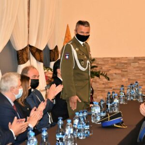 Uczestnicy spotkania witający brawami najważniejszych gości