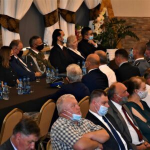 Uczestnicy spotkania siedzący przy stole