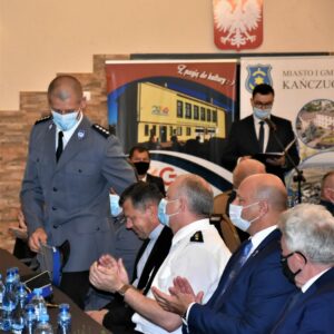 Uczestnicy spotkania witający brawami najważniejszych gości