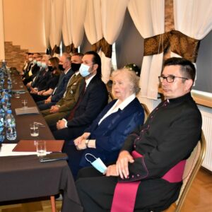 Od prawej: ksiądz prałat dr Wojciech Pac, jego mama oraz rektor PANS w Przemyślu - dr Paweł Trefler i pozostali goście