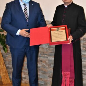Ksiądz prałat dr Wojciech Pac otrzymuje akt nadania tytułu honorowego obywatela Miasta i Gminy Kańczuga