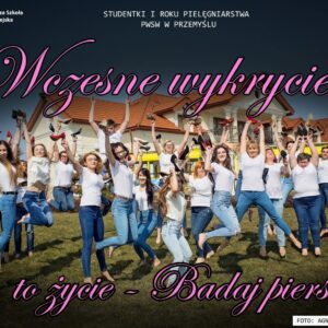 Studenci kierunku pielęgniarstwo wraz z wykładowcami podczas sesji fotograficznej w Willi Bolestraszyce