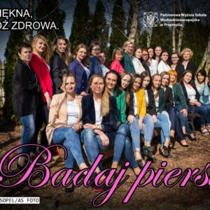 Studenci kierunku pielęgniarstwo wraz z wykładowcami podczas sesji fotograficznej w Willi Bolestraszyce