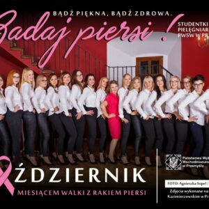 Studenci kierunku pielęgniarstwo wraz z wykładowcami podczas sesji fotograficznej w Zamku Kazimierzowskim