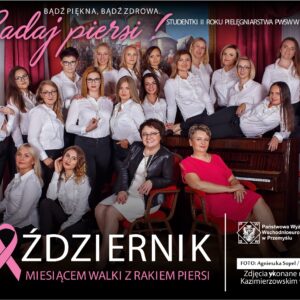Studenci kierunku pielęgniarstwo wraz z wykładowcami podczas sesji fotograficznej w Zamku Kazimierzowskim