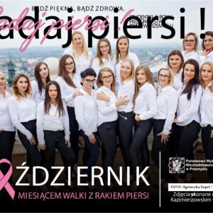 Studenci kierunku pielęgniarstwo wraz z wykładowcami podczas sesji fotograficznej w Zamku Kazimierzowskim