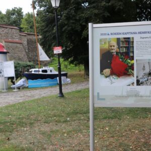 Wystawa plenerowa poświęcona Henrykowi Jaskule (plansze informacyjne i łódka)