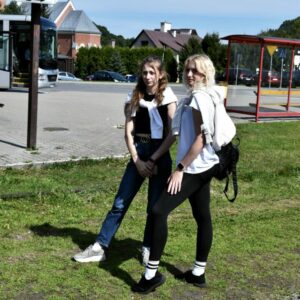 Studentki PANS na stacji kolejowej w Utrzykach Dolnych podczas wycieczki turystyczno-krajoznawcza śladami dawnej galicyjskiej linii kolejowej z Przemyśla do Budapesztu