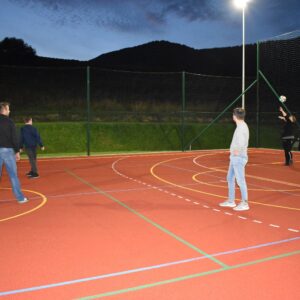 Studenci na boisku sportowym podczas wycieczki turystyczno-krajoznawcza śladami dawnej galicyjskiej linii kolejowej z Przemyśla do Budapesztu