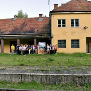 Wykładowcy i studenci PANS na dworcu kolejowym podczas wycieczki turystyczno-krajoznawcza śladami dawnej galicyjskiej linii kolejowej z Przemyśla do Budapesztu