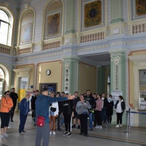 Studenci i wykładowcy PANS na dworcu kolejowym w Przemyślu podczas wycieczki turystyczno-krajoznawcza śladami dawnej galicyjskiej linii kolejowej z Przemyśla do Budapesztu