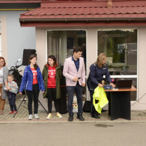 Na zdjęciu studentki PANS w Przemyślu, służby mundurowe oraz uczestnicy pod Wojewódzkim Ośrodkiem Ruchu Drogowego w Przemyślu