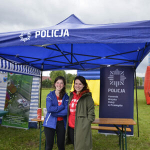 Na zdjęciu studentki PANS w Przemyślu przy stoisku Policji