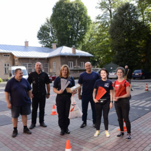 Na zdjęciu studentki PANS w Przemyślu oraz przedstawiciele Policji