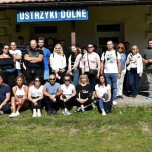 Studenci i wykładowcy PANS na na dworcu kolejowym w Ustrzykach Dolnych podczas wycieczki turystyczno-krajoznawcza śladami dawnej galicyjskiej linii kolejowej z Przemyśla do Budapesztu