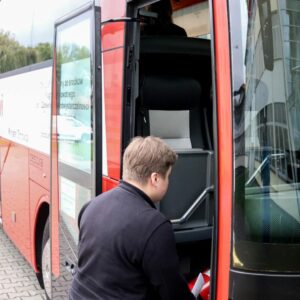 Ochotnik wchodzi do krwiobusu