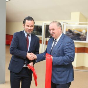 Rektor PANS oraz Wicemarszałek Województwa Podkarpackiego przecinają wstęgę
