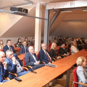 Goście zgromadzeni na otwarciu Centrum Sztuk Projektowych