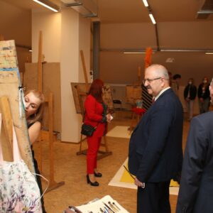 Zwiedzanie nowoczesnych sal na poddaszu Kolegium Technicznego