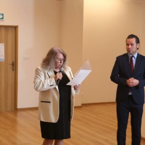Na zdjęciu dyrektor Instytutu Humanistyczno-Artystycznego – dr Irena Kozimala, prof. PANS, w trakcie odczytywania listu od Wojewody Podkarpackiej oraz rektor uczelni – dr Paweł Trefler, prof. PANS