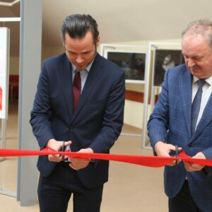 Rektor PANS oraz Wicemarszałek Województwa Podkarpackiego przecinają wstęgę