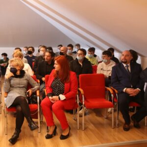 Goście zgromadzeni na otwarciu Centrum Sztuk Projektowych