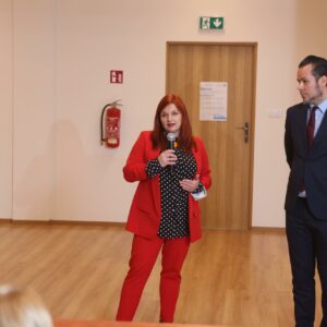 Na zdjęciu dr Anna Kałamarz-Kucz – kierownik Zakładu Architektury Wnętrz, podczas wystąpienia oraz rektor uczelni – dr Paweł Trefler, prof. PANS