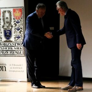 Prof. dr hab. Jan Draus wymienia uścisk dłoni z prof. dr. hab. Andrzejem Chwalbą