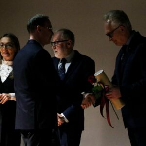 Pan Marcin Marynowski wymienia uścisk dłoni z prof. dr. hab. Andrzejem Chwalbą