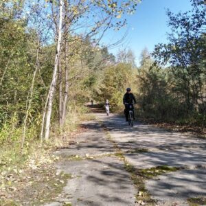 Uczestnicy pierwszego rajdu rowerowego PANS w trasie
