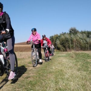 Uczestnicy pierwszego rajdu rowerowego PANS w trasie