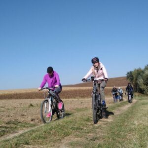 Uczestnicy pierwszego rajdu rowerowego PANS w trasie