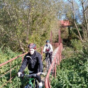 Uczestnicy pierwszego rajdu rowerowego PANS w trasie
